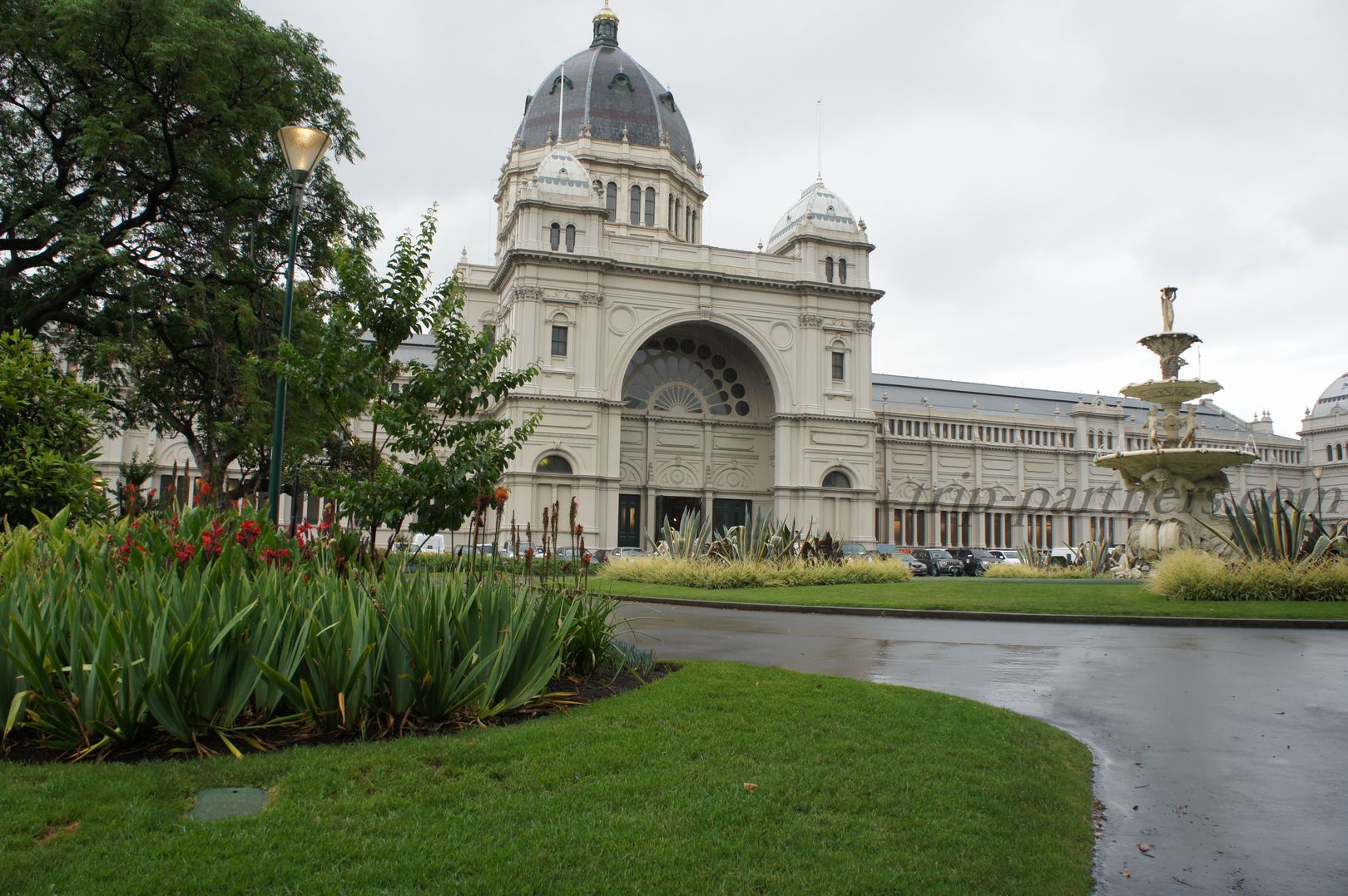 メルボルン中心地にある世界文化遺産 王立展示館とカールトン庭園 へ 旅好きの備忘録